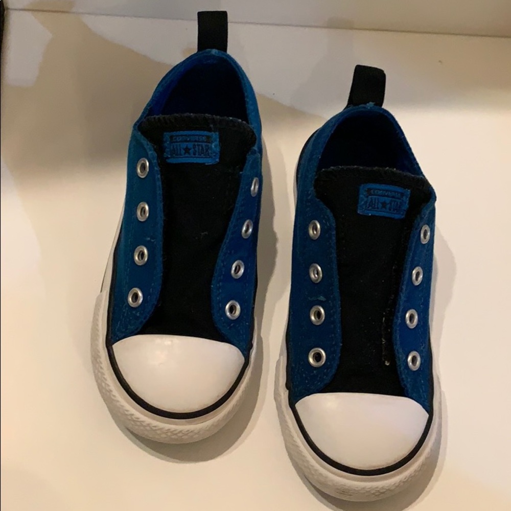 Blue no shoelace/slip on converse